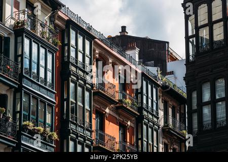 Bilbao, Spagna - 3rd aprile 2023: Vecchie facciate di edifici a Bilbao, Paesi Baschi, Spagna Foto Stock