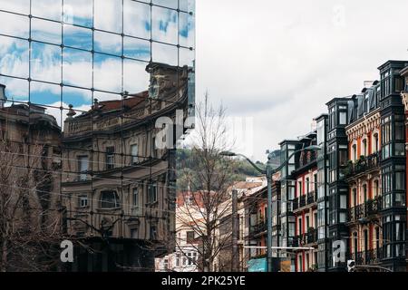 Bilbao, Spagna - 3rd aprile 2023: Vecchie facciate di edifici a Bilbao, Paesi Baschi, Spagna Foto Stock