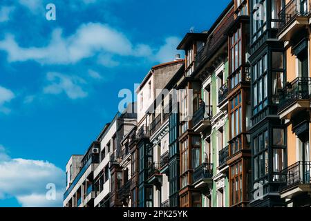 Bilbao, Spagna - 3rd aprile 2023: Vecchie facciate di edifici a Bilbao, Paesi Baschi, Spagna Foto Stock