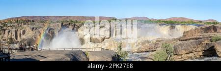 Augrabies National Park, Sudafrica - 25 febbraio 2023: Turisti in un punto di vista presso la cascata principale Augrabies nel fiume Orange. Il fiume è in Flo Foto Stock