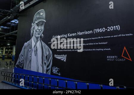 Londra, Regno Unito. 8th marzo, 2023. Un murale di Karen Harrison, una delle prime trainatrici del Regno Unito, è raffigurato alla stazione di Euston in occasione della Giornata internazionale della donna. Karen Harrison è stato anche un sindacalista attivo con ASLEF e UNISONO che si è battuto per migliorare la vita lavorativa delle donne. Credit: Notizie dal vivo di Mark Kerrison/Alamy Foto Stock