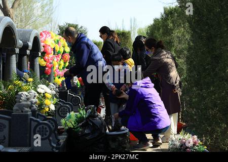 Pechino, la regione autonoma cinese di Ningxia Hui. 1st Apr, 2023. La gente rende omaggio ai defunti al cimitero di Songhe a Yinchuan, nella regione autonoma di Ningxia Hui, nella Cina nord-occidentale, il 1 aprile 2023. Credit: Yang Wenxi/Xinhua/Alamy Live News Foto Stock