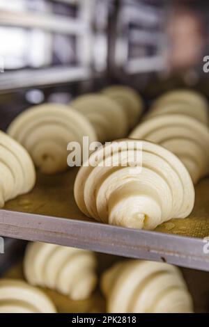 Croissant insonorizzati su teglia da forno Foto Stock