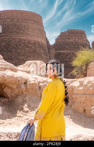 Una foto di un modello in luogo storico indossando abito giallo Foto Stock