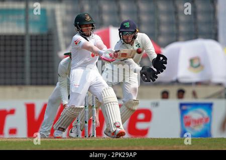 Mushfiqurfiqur Rahim si schiaccia durante il secondo giorno del solo test match tra Bangladesh e Irlanda allo Sher-e-Bangla National Cricket Stadium, Mirp Foto Stock