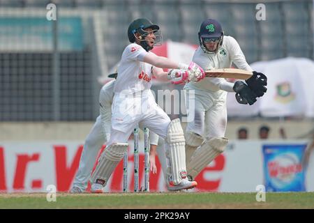 Mushfiqurfiqur Rahim si schiaccia durante il secondo giorno del solo test match tra Bangladesh e Irlanda allo Sher-e-Bangla National Cricket Stadium, Mirp Foto Stock