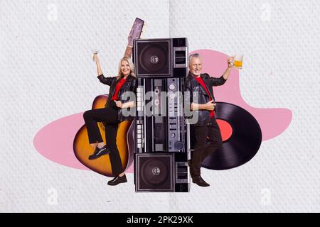 Immagine creativa collage di due persone anziane mini cool tenere cocktail vetro pinta birra enorme boombox chitarra acustica vinile record Foto Stock