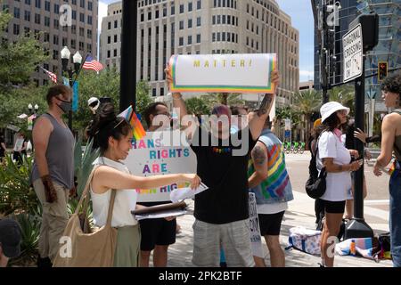 I diritti dei giovani gay si radunano di fronte al municipio di Orlando, Florida, protestando contro politiche discriminatorie da parte del governo statale Foto Stock