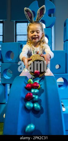 City Art Centre, Edimburgo, Scozia, Regno Unito, 05 aprile 2023. Edinburgh Science Festival: I bambini si preparano per Pasqua rotolando le colorate uova di Pasqua giù per uno scivolo costruito da blocchi di costruzione dall'installazione Imagination Playground. Il City Art Centre dispone di cinque piani di laboratori scientifici pratici e attività ed è il principale luogo di ritrovo per famiglie del Festival, che offre divertimento educativo per tutta la giornata per i bambini tra i 3 e i 12 anni. Nella foto: Dorothy, 4 anni di esperienza con uova di Pasqua e uno scivolo. Credit: Sally Anderson/Alamy Live News Foto Stock