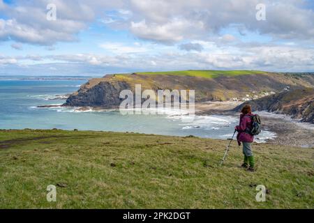 Guardando verso Crackington Haven da. Il percorso costiero sud-occidentale Foto Stock