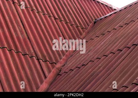 Vecchi tetti di ardesia in cemento di amianto. Amianto rilascio da amianto-cemento Slate Roofing edifici. Foto Stock