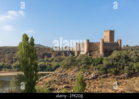 Santarém Portogallo - 08 09 2022: Vista al Castello di Almourol è un castello medievale in cima all'isolotto di Almourol nel mezzo del fiume Tago Foto Stock