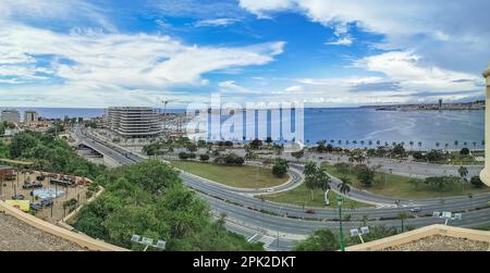 Luanda Angola - 24 03 2023: Vista aerea del centro di Luanda, baia, isola di Cabo e porto di Luanda, edifici marginali e centrali, in Angola Foto Stock