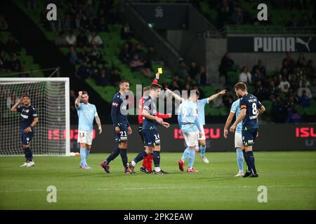 Melbourne, Australia, 5 aprile 2023. Arbitro carte gialle Roderick Miranda of Melbourne Victory durante la partita di calcio Della A-League tra Melbourne City FC e Melbourne Victory all'AAMI Park il 5 aprile 2023 a Melbourne, Australia. Credit: Dave Hewison/Speed Media/Alamy Live News Foto Stock