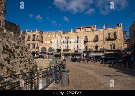 Piazza con edifici nel centro della città Foto Stock