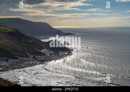 Guardando verso Crackington Haven dalle scogliere di Penhalt Cliff Foto Stock