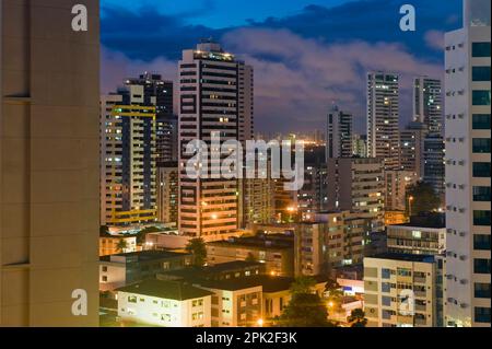 Recife skyline notturno, stato di Pernambuco, Brasile Foto Stock