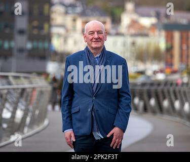 Mark Durkan, vice primo ministro dell'Irlanda del Nord dal novembre 2001 all'ottobre 2002, e il leader del Partito socialdemocratico e laburista (SDLP) dal 2001 al 2010, in piedi sul Ponte della Pace di Derry City. Foto Stock