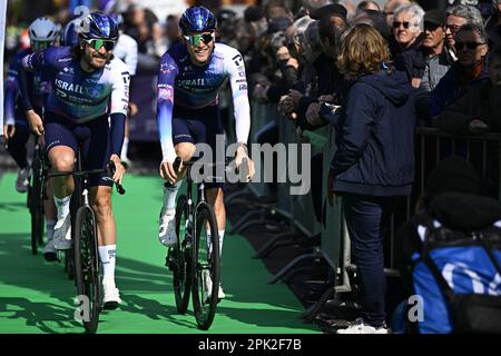 Terneuzen, Paesi Bassi. 05th Apr, 2023. Israel-Premier Tech riders nella foto al via della gara maschile della 111th° edizione della 'Scheldeprijs', 205, 2 km da Terneuzen, Olanda a Schoten, Belgio, mercoledì 05 aprile 2023. FOTO DI BELGA JASPER JACOBS Credit: Belga News Agency/Alamy Live News Foto Stock