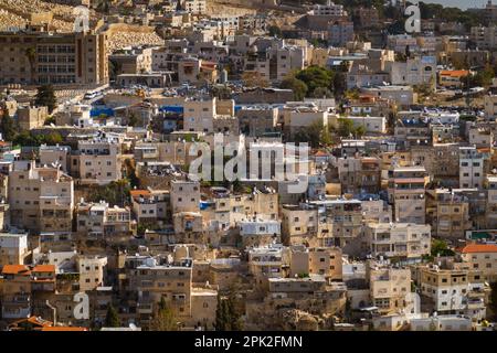 Centro storico con edifici residenziali di giorno Foto Stock