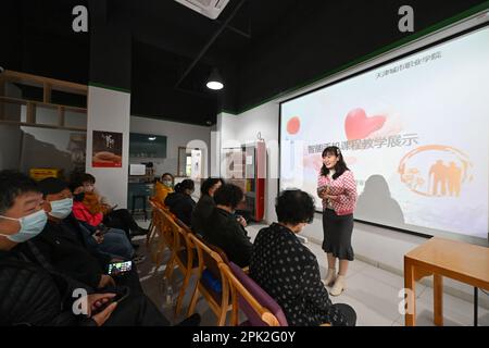 Tianjin, la Tianjin cinese. 4th Apr, 2023. Gli anziani imparano a utilizzare gli smartphone presso un centro servizi per i senor cittadini del distretto di Hexi, a Tianjin, nella Cina settentrionale, il 4 aprile 2023. Il Distretto Hexi di Tianjin ha istituito negli ultimi anni un'università per anziani e cinque rami dell'IT nelle comunità, fornendo oltre 40 tipi di corsi come musica strumentale, musica vocale, pianoforte e servizi di vita intelligenti per le persone anziane e di mezza età. Credit: Sun Fanyue/Xinhua/Alamy Live News Foto Stock