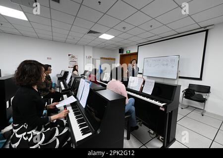 Tianjin, la Tianjin cinese. 4th Apr, 2023. Gli anziani prendono una lezione di pianoforte presso il centro culturale del distretto di Hexi, a Tianjin, nel nord della Cina, il 4 aprile 2023. Il Distretto Hexi di Tianjin ha istituito negli ultimi anni un'università per anziani e cinque rami dell'IT nelle comunità, fornendo oltre 40 tipi di corsi come musica strumentale, musica vocale, pianoforte e servizi di vita intelligenti per le persone anziane e di mezza età. Credit: Sun Fanyue/Xinhua/Alamy Live News Foto Stock