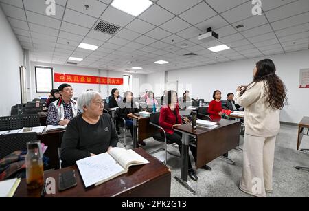 Tianjin, la Tianjin cinese. 4th Apr, 2023. Gli anziani prendono una lezione vocale presso il centro culturale del distretto di Hexi, Tianjin, nella Cina settentrionale, il 4 aprile 2023. Il Distretto Hexi di Tianjin ha istituito negli ultimi anni un'università per anziani e cinque rami dell'IT nelle comunità, fornendo oltre 40 tipi di corsi come musica strumentale, musica vocale, pianoforte e servizi di vita intelligenti per le persone anziane e di mezza età. Credit: Sun Fanyue/Xinhua/Alamy Live News Foto Stock