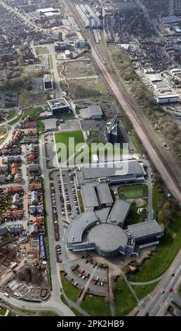 Vista aerea del Darlington College (primo piano) e della Teesside University (a metà strada) Darlington, County Durham Foto Stock