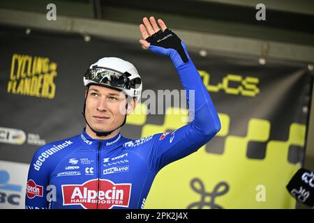 Terneuzen, Paesi Bassi. 05th Apr, 2023. Il belga Jasper Philipsen di Alpecin-Deceuninck ha illustrato al via della gara maschile della 111th° edizione della 'Scheldejs', un giorno di ciclismo, 205, a 2 km da Terneuzen, Paesi Bassi a Schoten, Belgio, mercoledì 05 aprile 2023. FOTO DI BELGA JASPER JACOBS Credit: Belga News Agency/Alamy Live News Foto Stock