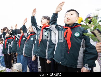 NANJING, CINA - 5 APRILE 2023 - gli studenti delle scuole elementari salutano il monumento ai martiri di Yuhuatai a Nanjing, nella Provincia di Jiangsu della Cina Orientale, il 5 aprile 2 Foto Stock