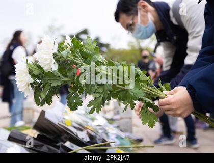 NANJING, CINA - 5 APRILE 2023 - la gente presenta fiori al Monumento dei Martiri di Yuhuatai a Nanjing, nella provincia di Jiangsu della Cina Orientale, il 5 aprile 2023. Tod Foto Stock