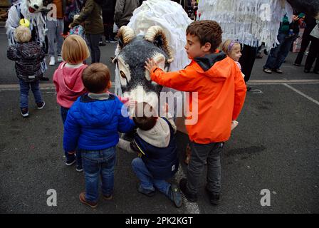 Adulazione della pecora Swaledale gigante da parte dei bambini che partecipano al festival delle marionette di Skipton (circa 2015 nel North Yorkshire, Regno Unito) Foto Stock