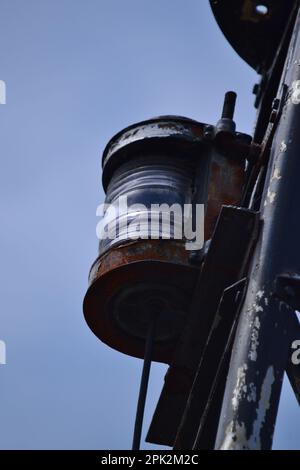 Lanterna della nave su un vecchio relitto trovato in un cimitero di barche Foto Stock