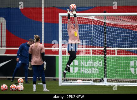 Mary Earps in Inghilterra durante l'allenamento a St. George’s Park. Donne vincitrici DELL’EURO l’Inghilterra si trova di fronte ai campioni sudamericani del Brasile nella prima Finalissima delle donne di domani sera. Data immagine: Mercoledì 5 aprile 2023. Foto Stock