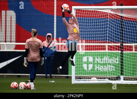 Mary Earps in Inghilterra durante l'allenamento a St. George’s Park. Donne vincitrici DELL’EURO l’Inghilterra si trova di fronte ai campioni sudamericani del Brasile nella prima Finalissima delle donne di domani sera. Data immagine: Mercoledì 5 aprile 2023. Foto Stock