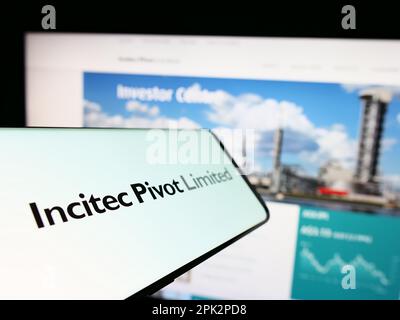 Telefono cellulare con logo della società australiana Incitec pivot Ltd. Sullo schermo di fronte al sito web aziendale. Messa a fuoco al centro a sinistra del display del telefono. Foto Stock