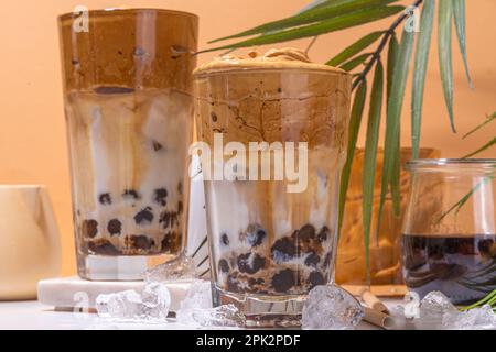 Caffè Boba dalgona. Drink mattutino asiatico alla moda con caffè istantaneo e palline di perle di tapioca, bicchiere da cocktail thai estivo in sole Foto Stock