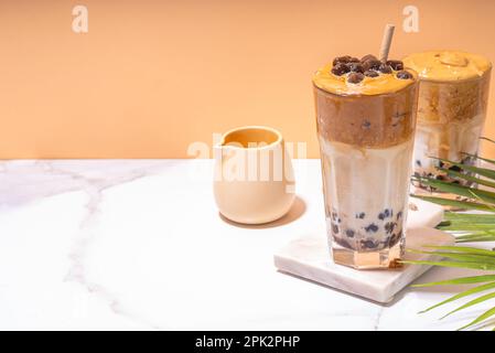 Caffè Boba dalgona. Drink mattutino asiatico alla moda con caffè istantaneo e palline di perle di tapioca, bicchiere da cocktail thai estivo in sole Foto Stock