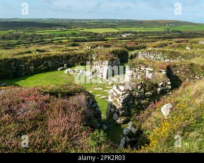 Resti di mura di pietra di case romane-inglesi Courtyard, Chysauster antico villaggio, Cornovaglia, Inghilterra, Regno Unito Foto Stock