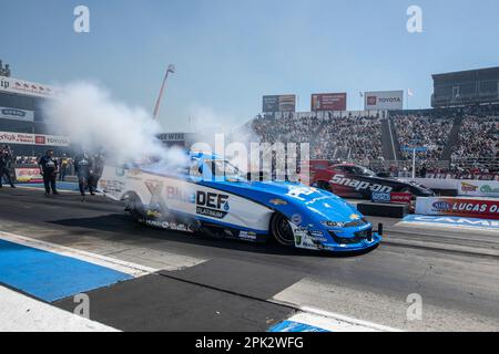 Pomona, Stati Uniti. 02nd Apr, 2023. John Force si allinea accanto al suo concorrente per iniziare l'ultimo round di gara presso la NHRA Winternationals. I piloti professionisti del drag racers a livello nazionale si riuniscono per competere al Lucas Oil NHRA Winternationals tenutosi all'in-N-out Burger Pomona Dragstrip per il 63rd° anno consecutivo. I piloti hanno combattuto per un periodo di tre giorni a partire dal 31st marzo e fino al 2 aprile, lottando per conquistare i titoli in ciascuna delle loro divisioni. Credit: SOPA Images Limited/Alamy Live News Foto Stock