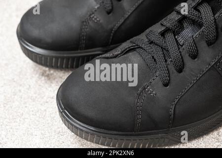 Scarpe in nabuck, sneakers neri da uomo, stivali. Cura delle scarpe Foto Stock
