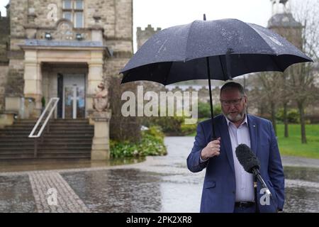 Doug Beattie, leader dell'UUP, parla con il meida fuori dal castello di Stormont, dove i rappresentanti del partito si incontrano con Jayne Brady, capo del servizio civile dell'Irlanda del Nord, per discutere le questioni di bilancio. Data immagine: Mercoledì 5 aprile 2023. Foto Stock