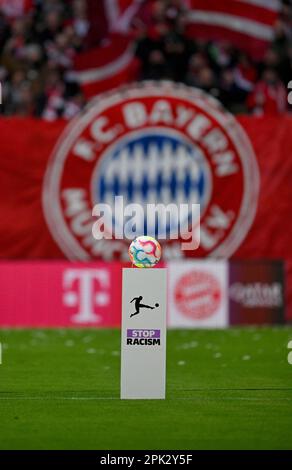 Match ball Adidas Derbystar sul piedistallo di fronte al logo FC Bayern Monaco, STOP RAZZISM campaign, German Classico FC Bayern Monaco FCB vs Borussia Dort Foto Stock