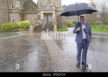 Doug Beattie, leader dell'UUP, parla con il meida fuori dal castello di Stormont, dove i rappresentanti del partito si incontrano con Jayne Brady, capo del servizio civile dell'Irlanda del Nord, per discutere le questioni di bilancio. Data immagine: Mercoledì 5 aprile 2023. Foto Stock