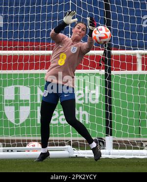 Mary Earps in Inghilterra durante l'allenamento a St. George’s Park. Donne vincitrici DELL’EURO l’Inghilterra affronta i campioni sudamericani del Brasile nella prima Finalissima delle Donne, che si svolge domani sera. Data immagine: Mercoledì 5 aprile 2023. Foto Stock