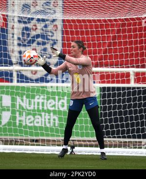Mary Earps in Inghilterra durante l'allenamento a St. George’s Park. Donne vincitrici DELL’EURO l’Inghilterra affronta i campioni sudamericani del Brasile nella prima Finalissima delle Donne, che si svolge domani sera. Data immagine: Mercoledì 5 aprile 2023. Foto Stock
