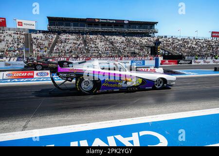 Pomona, Stati Uniti. 01st Apr, 2023. Il team California Hustler NFC ottiene il salto sopra il concorrente fuori dall'albero leggero, conferendogli la vittoria in anticipo. I piloti professionisti del drag racers a livello nazionale si riuniscono per competere al Lucas Oil NHRA Winternationals tenutosi all'in-N-out Burger Pomona Dragstrip per il 63rd° anno consecutivo. I piloti hanno combattuto per un periodo di tre giorni a partire dal 31st marzo e fino al 2 aprile, lottando per conquistare i titoli in ciascuna delle loro divisioni. (Foto di Jon Putman/SOPA Images/Sipa USA) Credit: Sipa USA/Alamy Live News Foto Stock