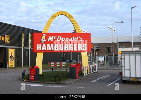 Red McDonald's Hamburgers segno su arco giallo in stile retrò Foto Stock