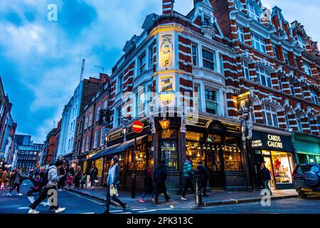 Esterno del pub in stile vittoriano del 18th.mo secolo, The George in Soho di notte, Londra, Regno Unito Foto Stock