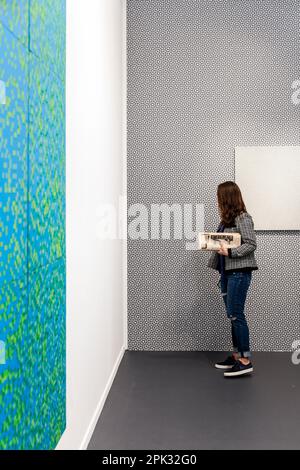 Visitatore che guarda l'arte, mostra Francois Morellet al Frieze Masters London 2018, Regents Park, Londra, Regno Unito Foto Stock